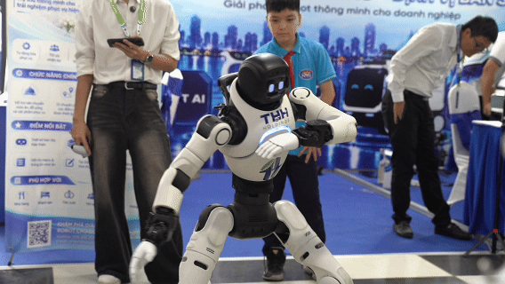 Cận cảnh robot “đấu trí” cờ vua với học sinh