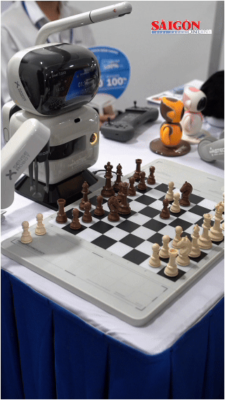 Robot phân tích thế trận, đáp trả từng nước cờ của học sinh