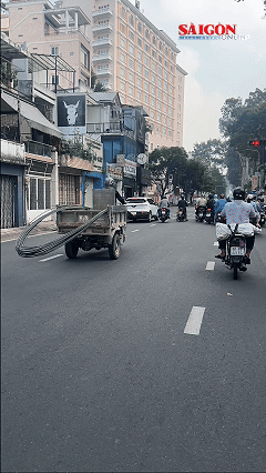 Nguy hiểm rình rập người đi đường từ những “hung thần” chở vật liệu. Ghi nhận trên đường Trần Phú (phường Chợ Quán, TPHCM) vào sáng 31-10.