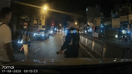 男子出手殴打汽车司机。 