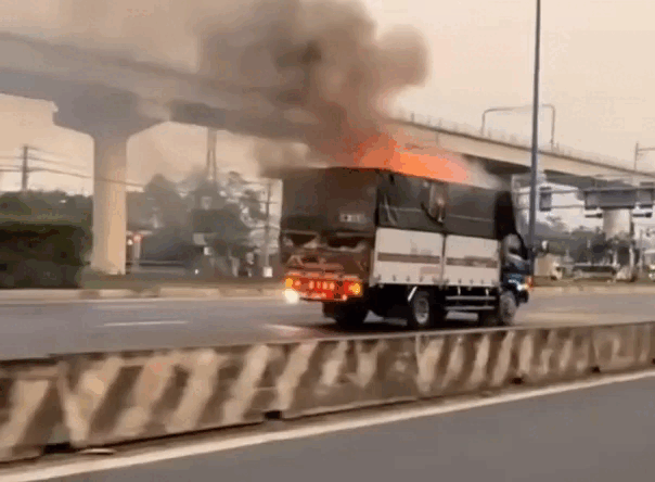 卡车猛烈起火，司机驾车到消防警察办事处求救。 