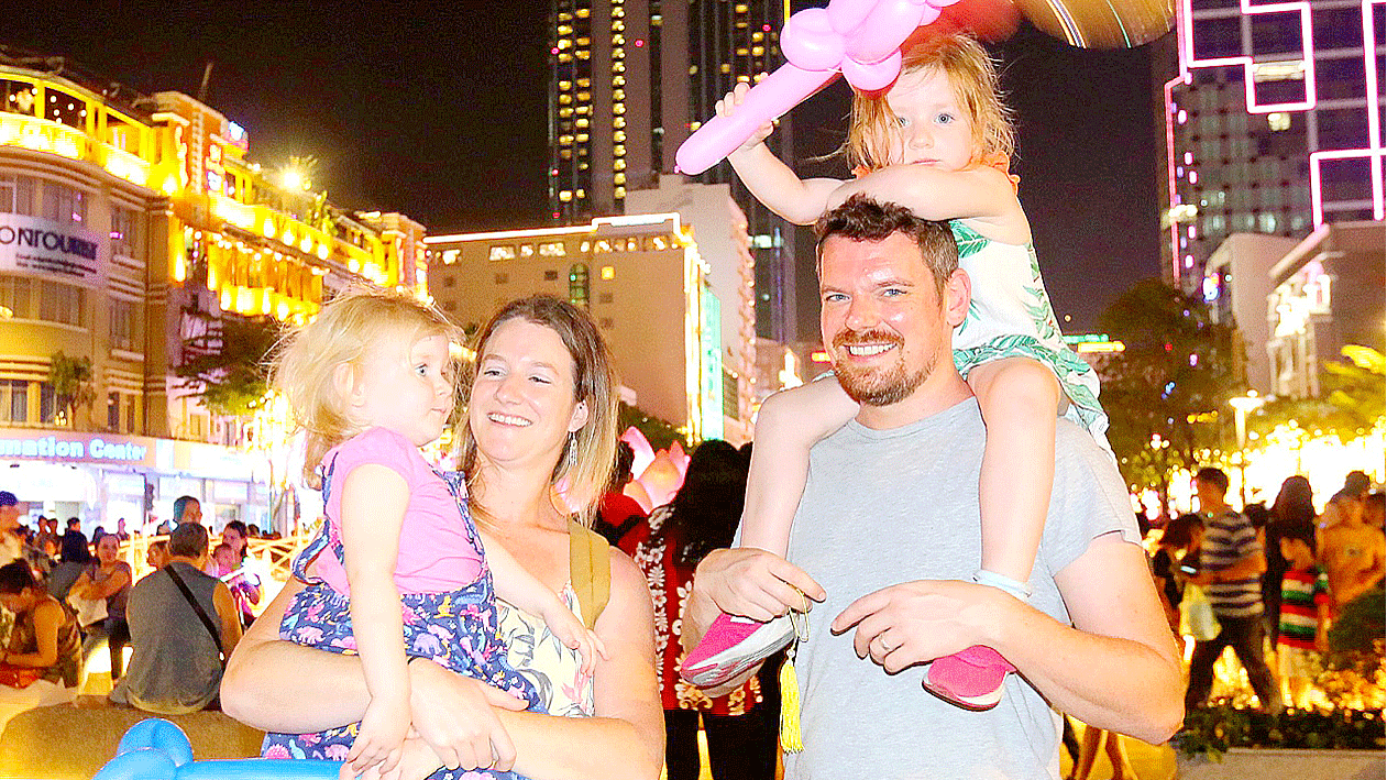 Residents ring in New Year 2020 across the country ảnh 3