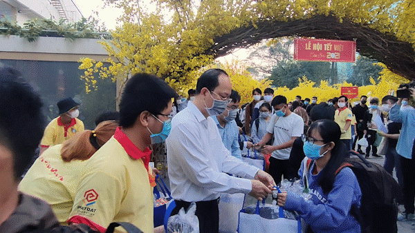 "Bus of Spring” program brings 3,825 students to hometown for family reunion