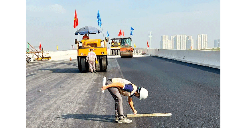 Workers busy on HCMC Ring Road 3 construction sites during New Year holiday