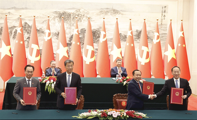 Vietnamese, Chinese leaders witness signing of numerous cooperation documents