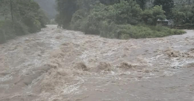 Floods forecast for northern rivers as heavy rain persists