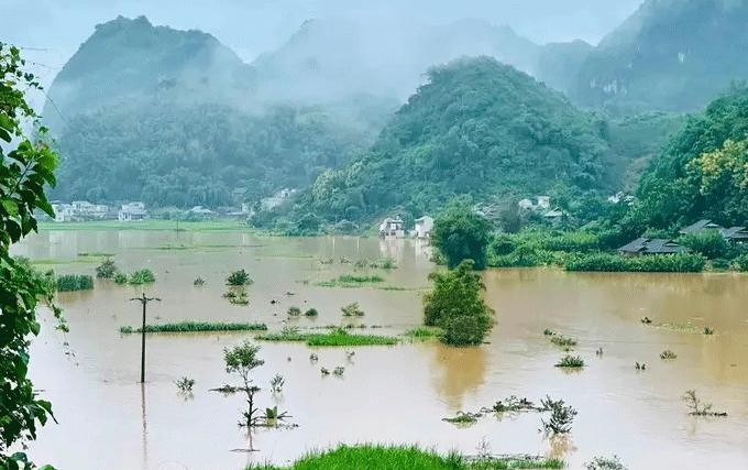 Heavy rain triggers landslide in Son La, forcing evacuation of nearly 400 people