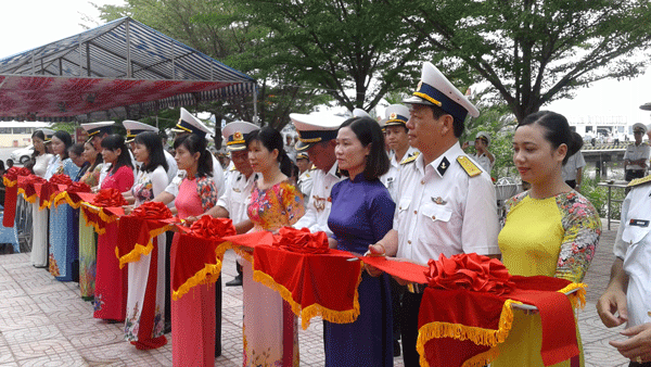 Các đại biểu cắt băng khánh thành Đền thờ