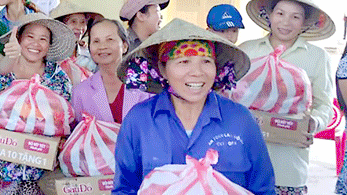 Những hoạt động tình nguyện thì không cần được tô hồng, không cần được tung hô.