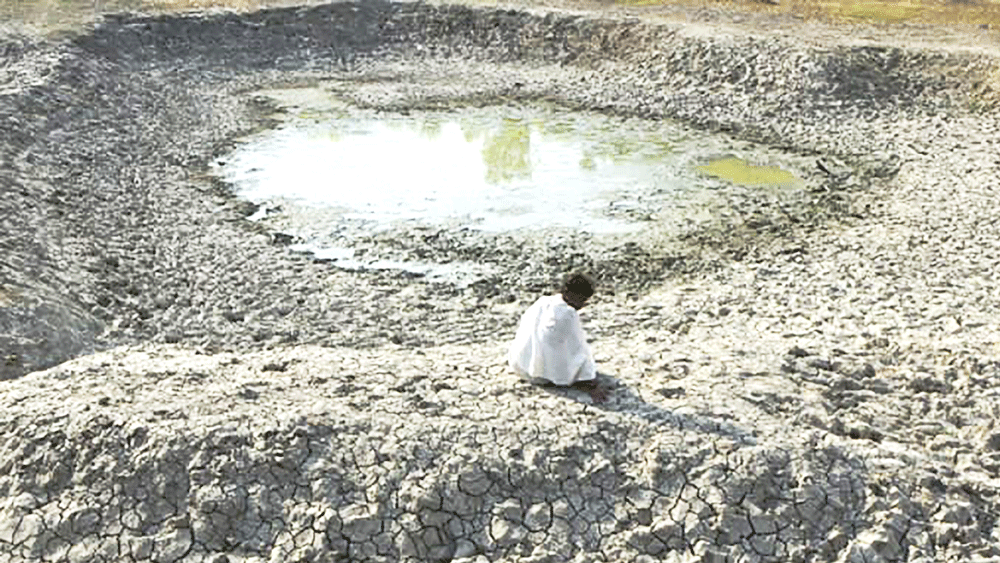 Sông Varuna ở Phoolpur (Ấn Độ) cạn trơ đáy