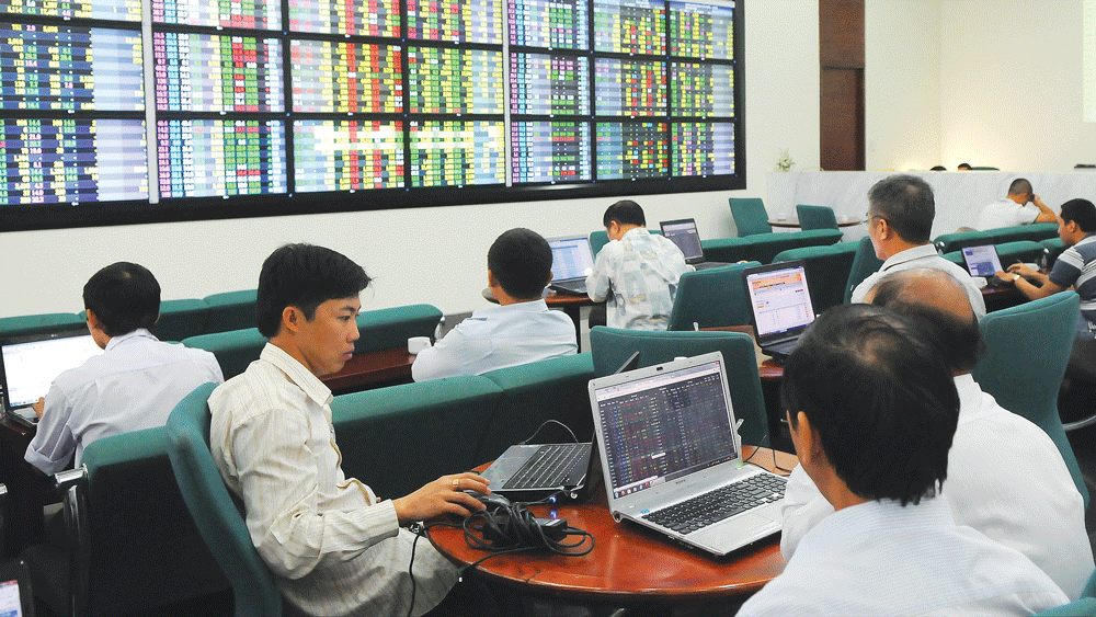 Theo dõi biến động thị trường chứng khoán. Ảnh: THÀNH TRÍ 