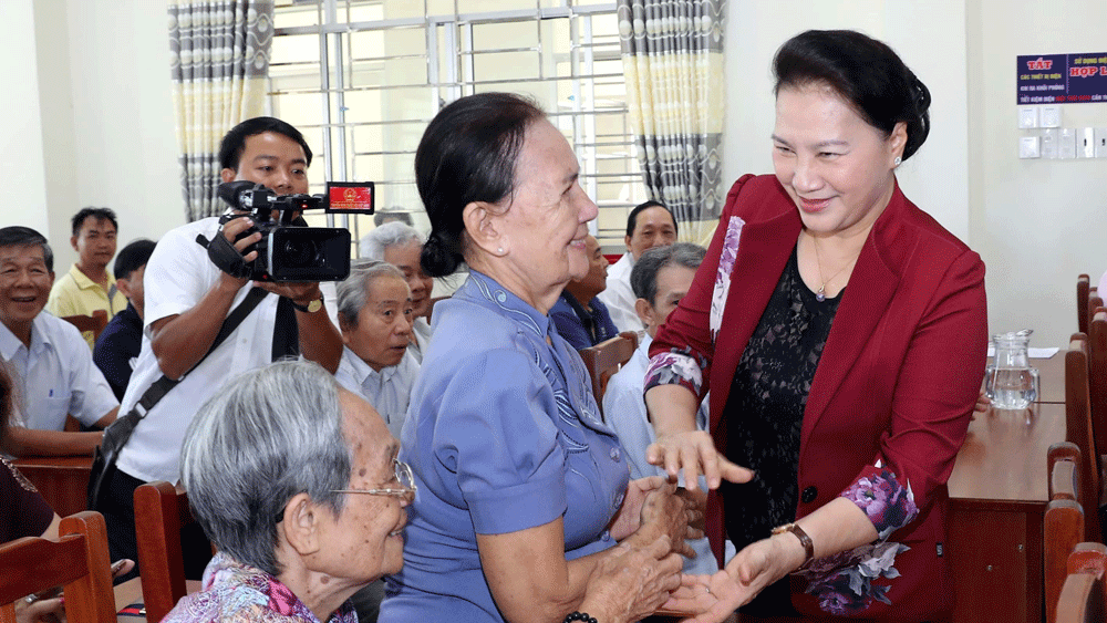 Chủ tịch Quốc hội Nguyễn Thị Kim Ngân với các cử tri  phường An Hội, quận Ninh Kiều, TP Cần Thơ. Ảnh: TTXVN