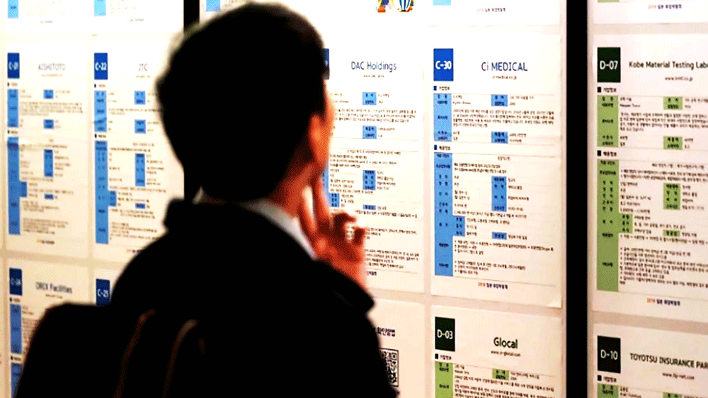 Theo dõi thông tin việc làm  tại một hội chợ tuyển dụng lao động ở Seoul, Hàn Quốc