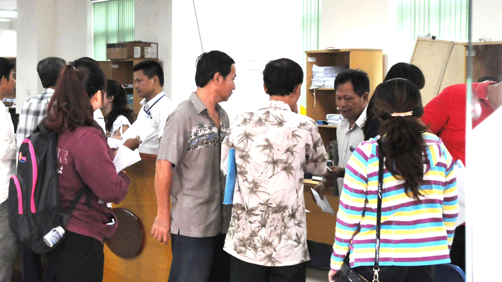 Nộp hồ sơ tại Bảo hiểm xã hội TPHCM. Ảnh: THÀNH TRÍ