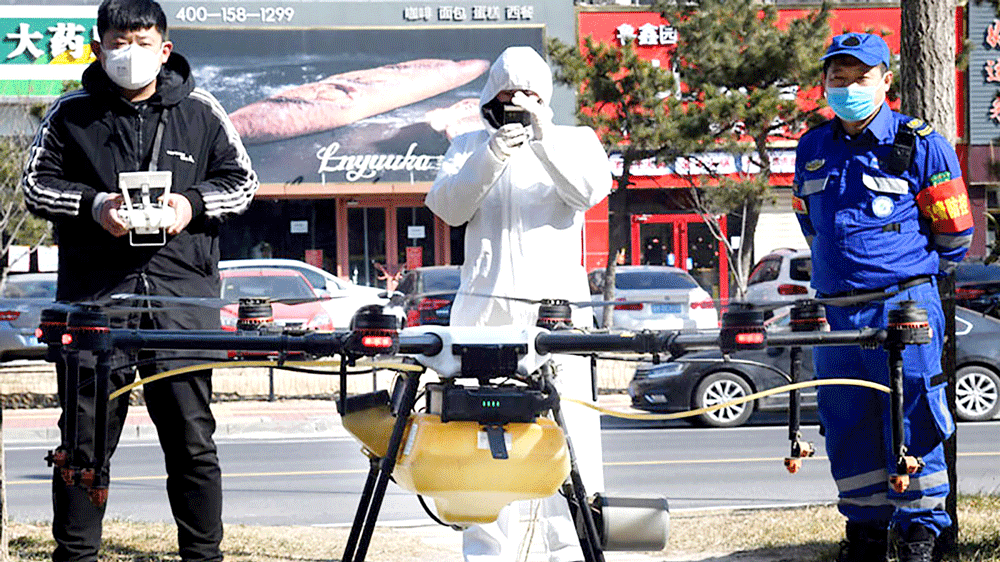 Một drone phun chất khử trùng