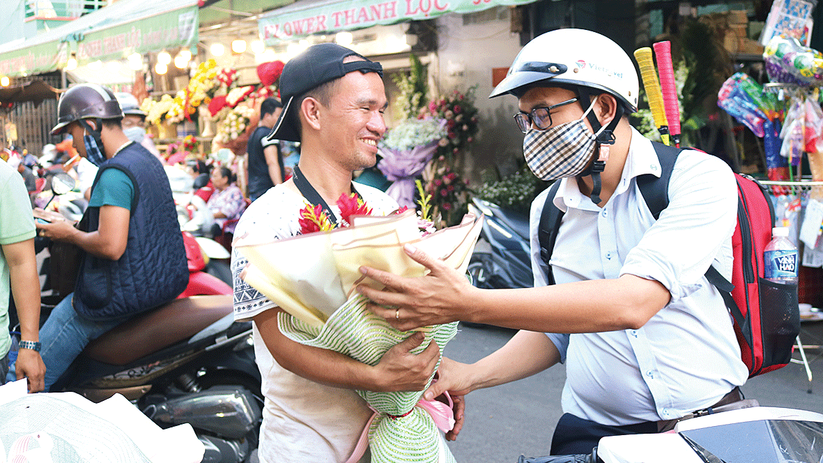 Hoa tươi thu hút khách hàng vào các ngày lễ. Ảnh: VĨNH LÊ