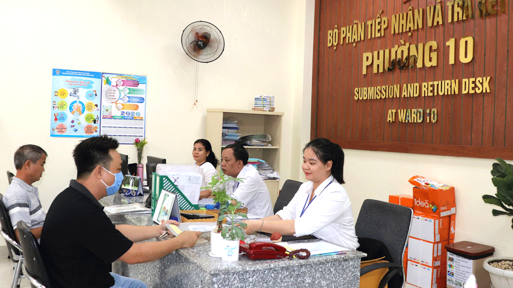 Người dân hài lòng khi đến bộ phận một cửa  tại UBND phường 10, quận 11