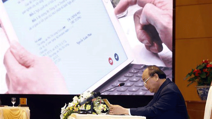 Thủ tướng Nguyễn Xuân Phúc chủ trì phiên họp Chính phủ bằng E- Cabinet. Ảnh: TTXVN