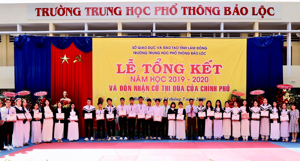 Trường THPT Bảo Lộc đón nhận cờ thi đua của Chính phủ    ảnh 2