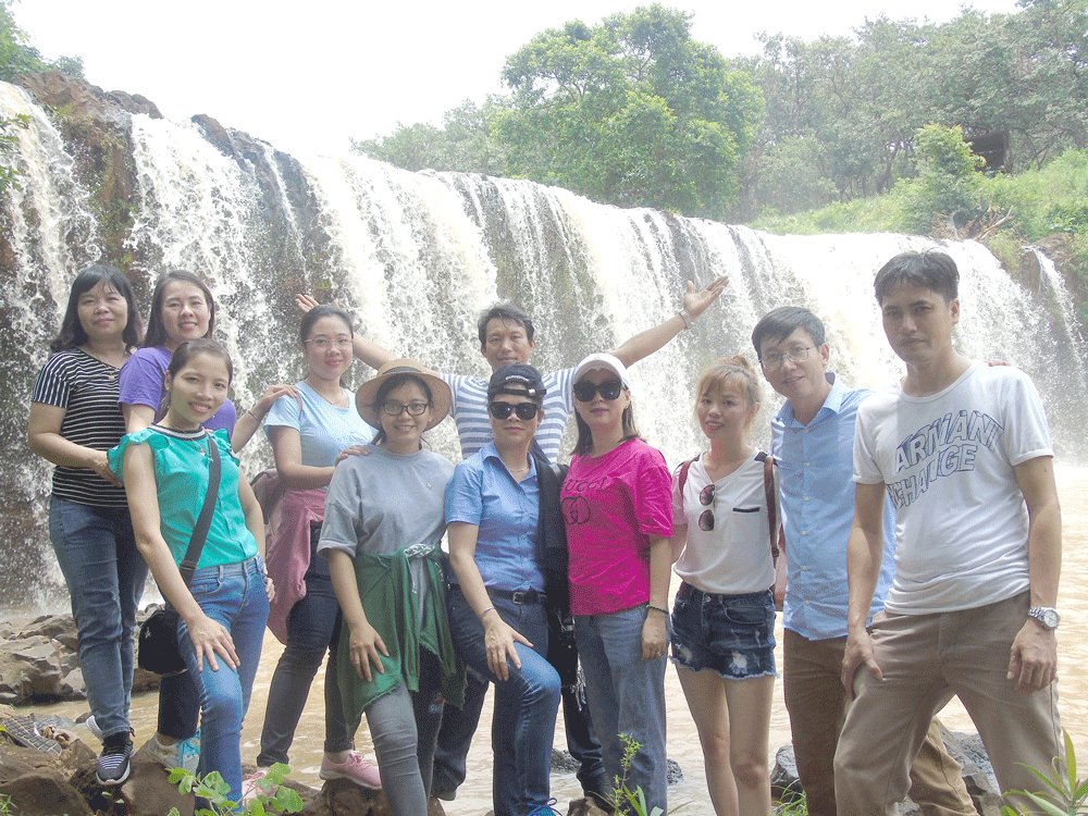 Khách du lịch tham quan thác nước ở Vườn quốc gia Bù Gia Mập.  Ảnh: HOÀNG BẮC