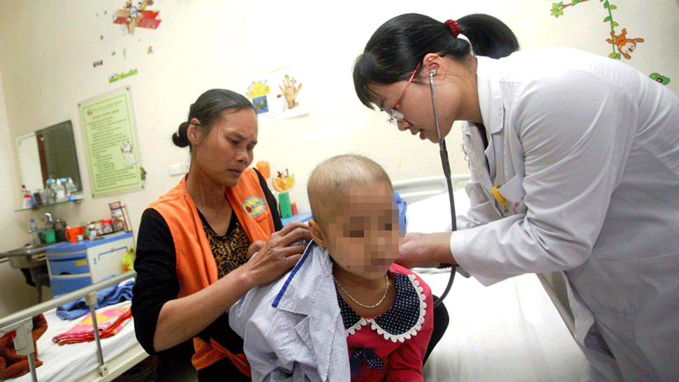 Một bệnh nhi ung thư đang hồi phục sức khỏe tốt,  sau khi được các bác sĩ chăm sóc điều trị