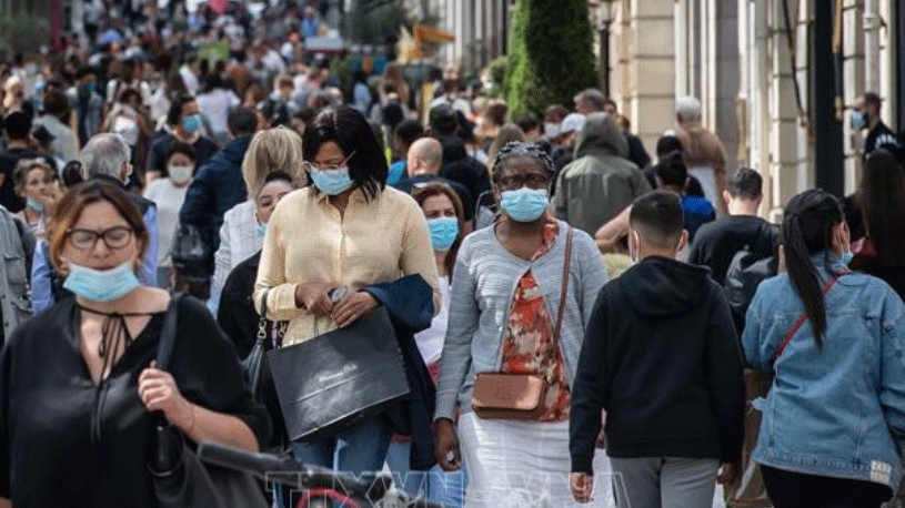 Du khách đeo khẩu trang tại Paris (Pháp) ngày 15-7. Ảnh: THX/TTXVN