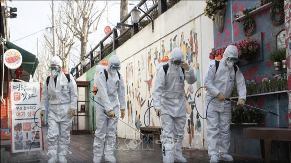 Binh sĩ Hàn Quốc tham gia phun thuốc khử trùng phòng chống dịch Covid-19 tại Daegu. Ảnh: THX/TTXVN