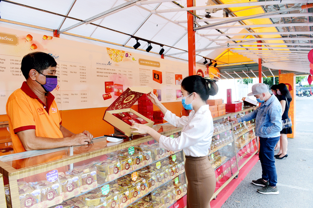 Người tiêu dùng chọn mua bánh trung thu