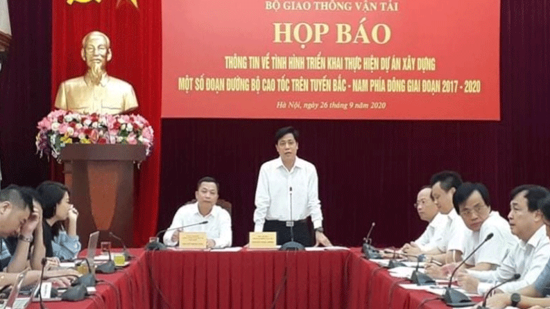 Thứ trưởng Bộ GTVT Nguyễn Ngọc Đông (đứng) chủ trì họp báo về việc khởi công 3 dự án thành phần của tuyến cao tốc Bắc-Nam phía đông. Ảnh: VGP