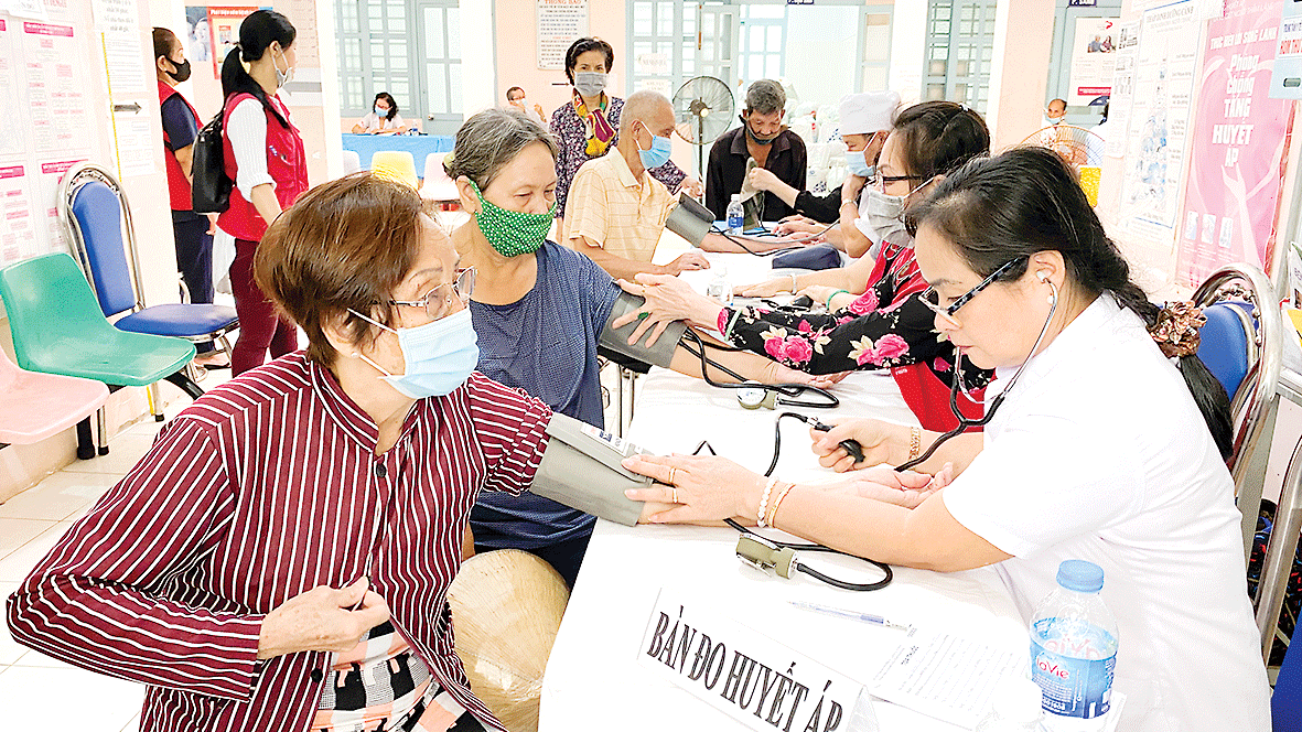 Tổ chức tặng quà và khám bệnh cho hơn 300 hộ dân ở huyện Bình Chánh ảnh 3