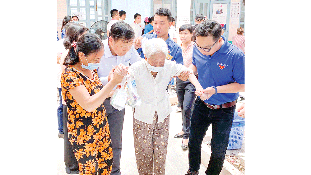 Tổ chức tặng quà và khám bệnh cho hơn 300 hộ dân ở huyện Bình Chánh ảnh 4