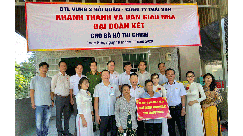 Bộ Tư lệnh Vùng 2 Hải quân bàn giao nhà “Đại đoàn kết” ảnh 1