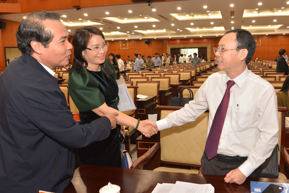 Phó Bí thư Thành ủy TPHCM Nguyễn Văn Hiếu gặp gỡ các đại biểu. Ảnh: CAO THĂNG