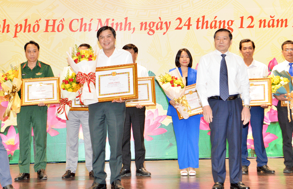 32 tập thể được tặng bằng khen của Ban Tuyên giáo Trung ương vì thành tích xuất sắc trong công tác báo chí. Ảnh: CAO THĂNG 32 tập thể được tặng bằng khen của Ban Tuyên giáo Trung ương vì thành tích xuất sắc trong công tác báo chí. Ảnh: CAO THĂNG