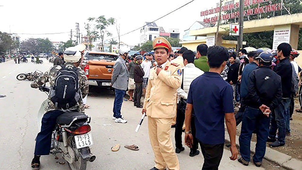 Ô tô tông cảnh sát giao thông đang xử lý va quẹt khiến 6 người bị thương nặng ảnh 1