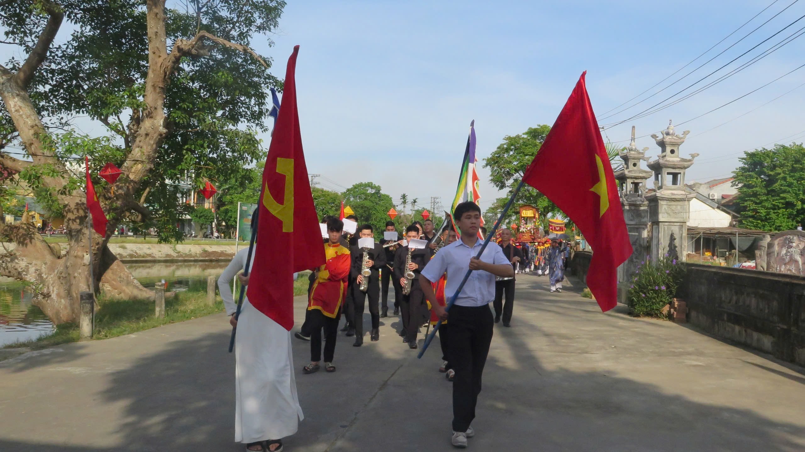 Thiêng liêng Lễ rước hoa Sen và Bác Hồ ở làng Dương Nỗ