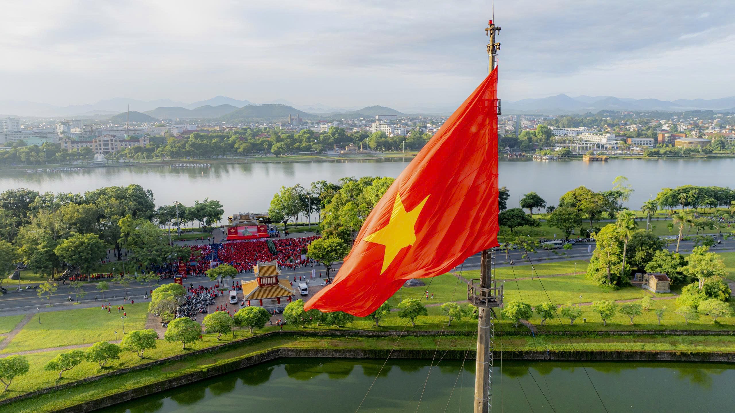 Cố đô Huế rạng rỡ cùng Việt Nam tiến bước