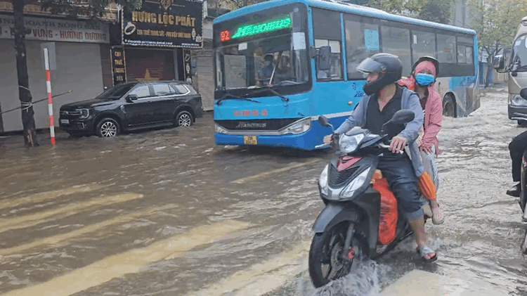 Hà Nội: Trời nắng nhưng quốc lộ 32 vẫn ngập sâu trong nước