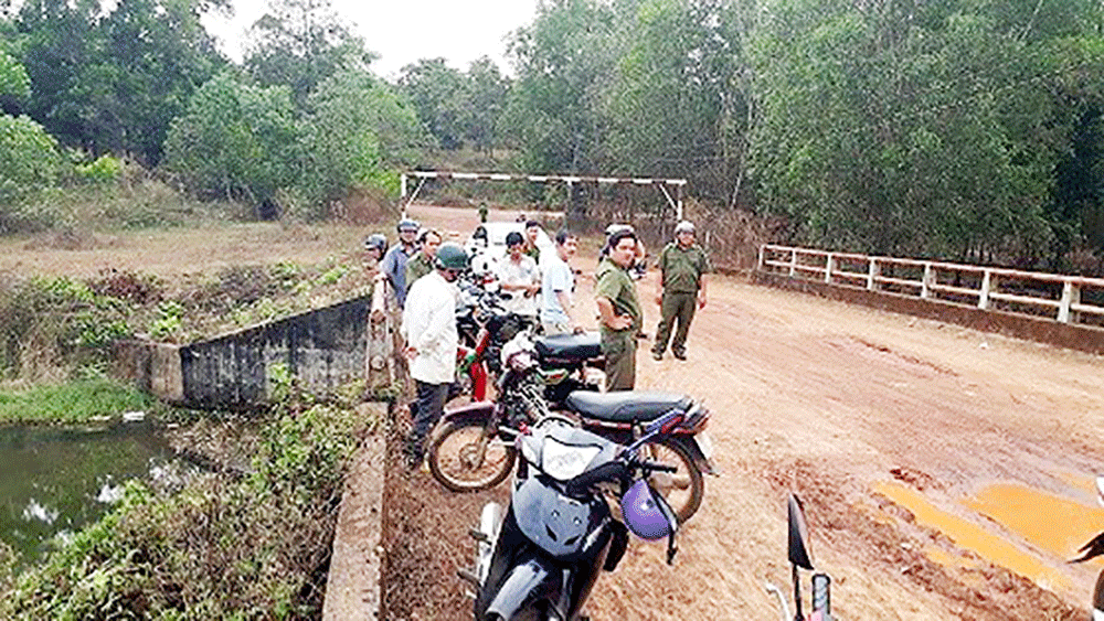 Lực lượng chức năng phong tỏa hiện trường để điều tra vụ việc