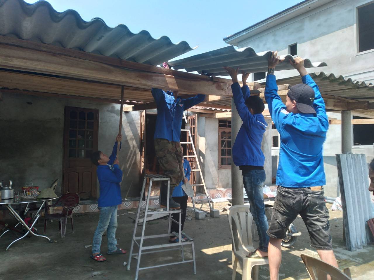 Đoàn viên thanh niên giúp dân khắc phục hậu quả lốc xoáy 