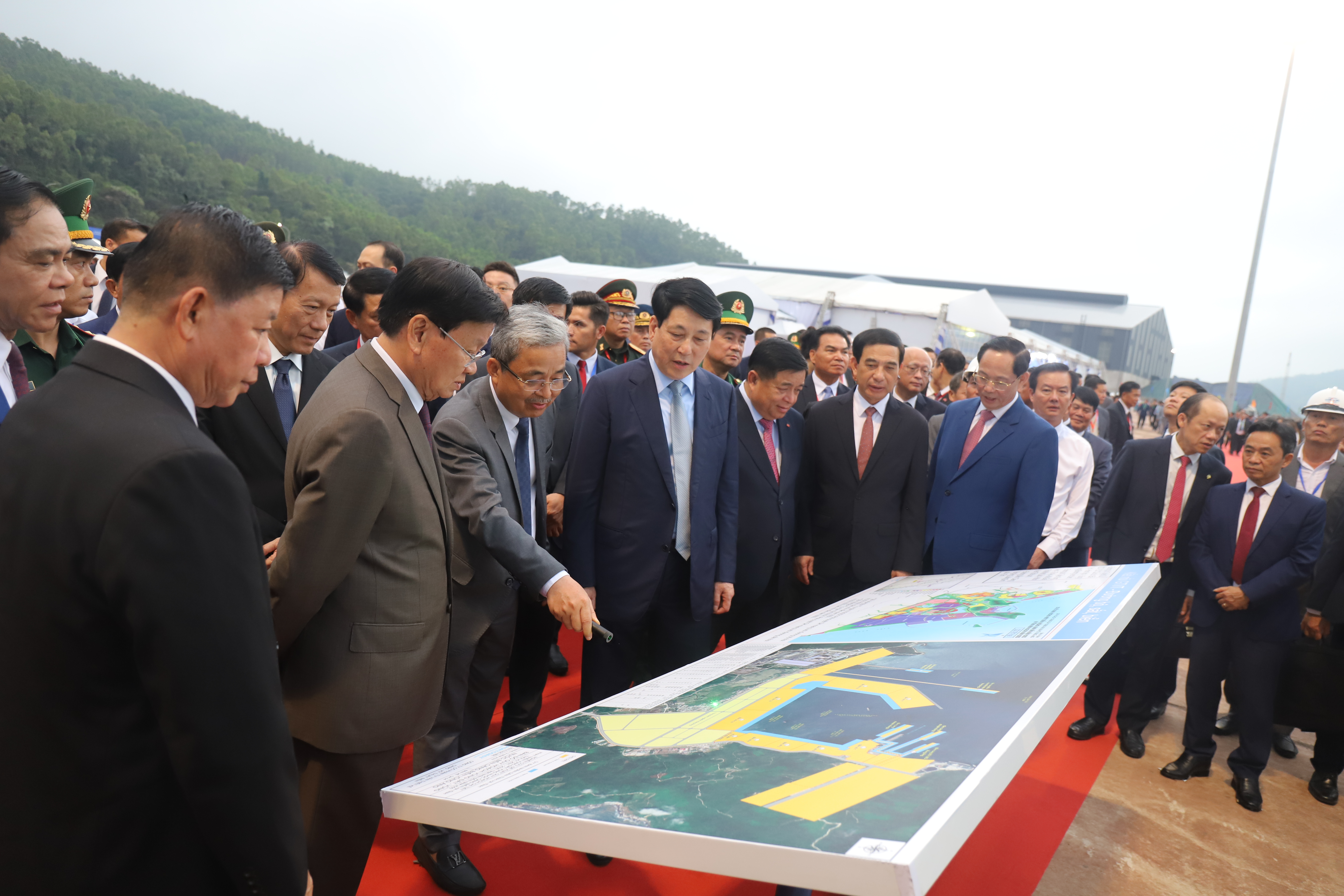Chủ tịch nước Lương Cường và Tổng Bí thư, Chủ tịch nước Lào Thongloun Sisoulith cùng các đại biểu xem quy hoạch Bến số 3, Cảng quốc tế Lào - Việt 