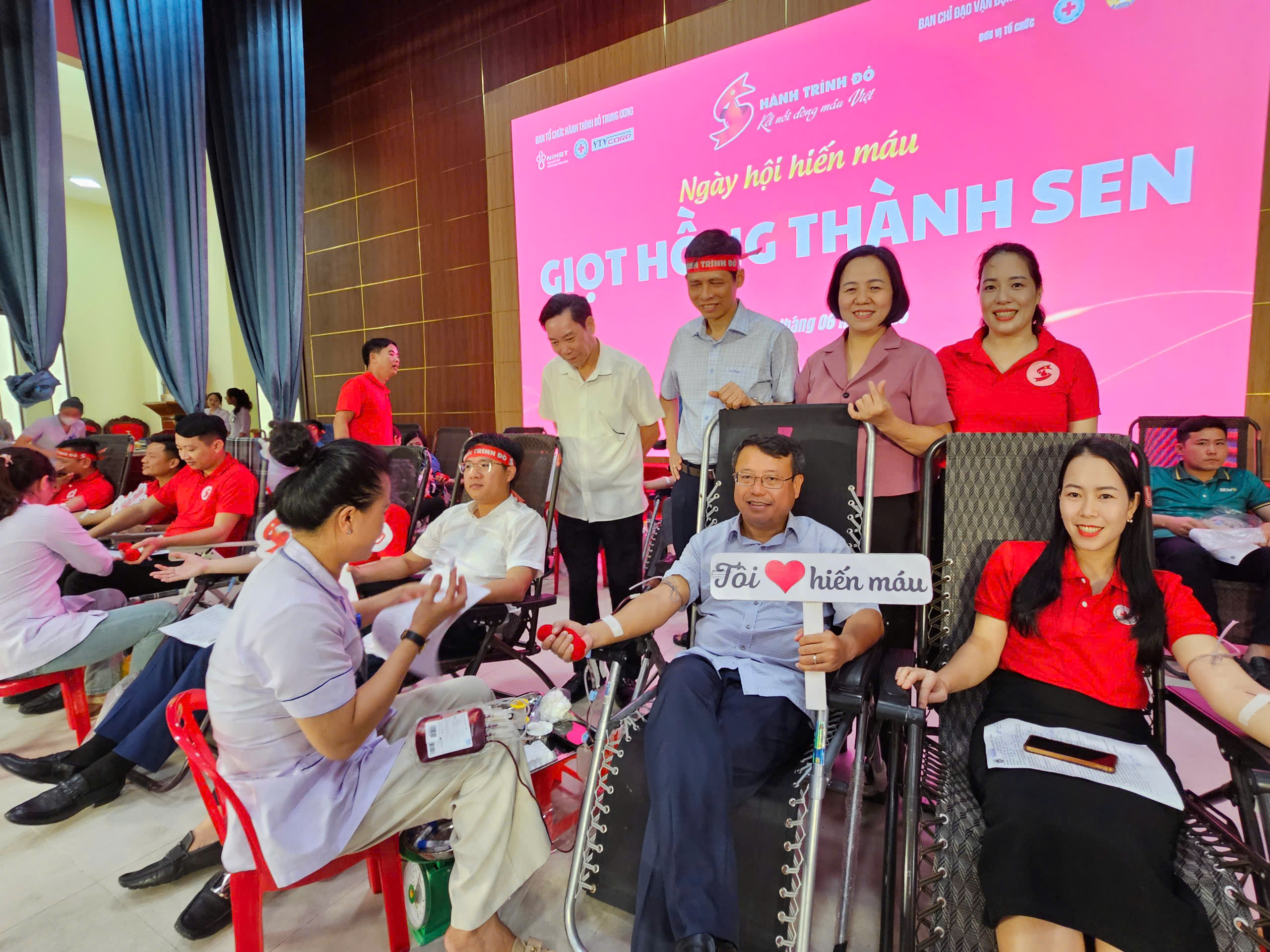 Phó Chủ tịch UBND tỉnh Hà Tĩnh Dương Tất Thắng và các đại biểu tham gia hiến máu 
