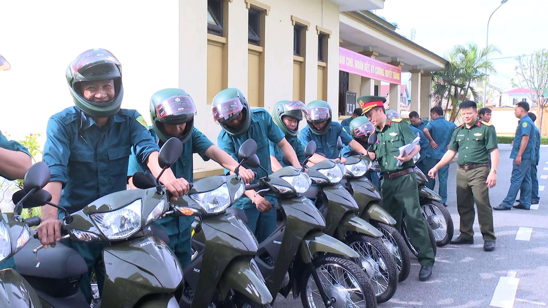 Cấp, phát 138 xe mô tô 2 bánh cho Ban Chỉ huy Quân sự cấp xã, phường trên địa bàn Hà Tĩnh 