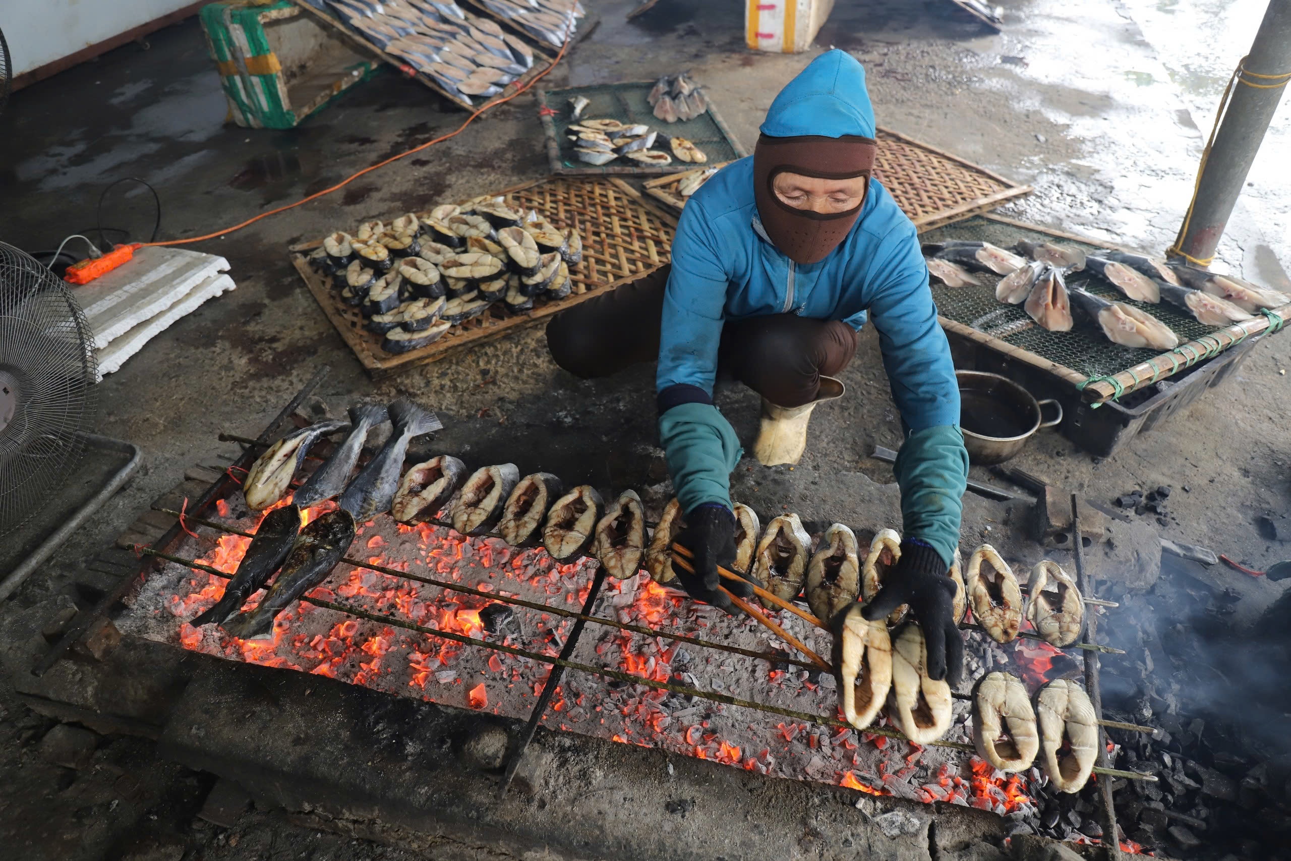 Người dân làm nghề nướng cá ở Cửa Lò 