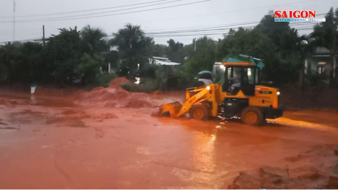 Lâm Đồng: Bùn cát đỏ tràn xuống đường, nhiều xe bị lún, trượt ngã