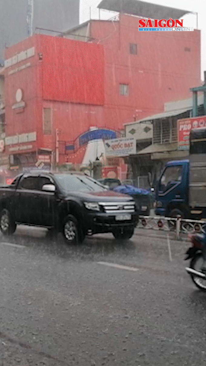 Chiều tối 8-10, mưa dông có khả năng gia tăng trở lại ở nhiều nơi tại Nam bộ. Người dân ở TPHCM đề phòng mưa to gây ngập cục bộ, ảnh hưởng giao thông vào giờ tan tầm.