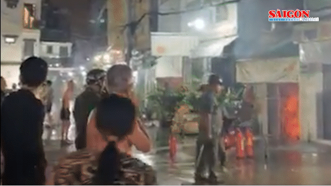 Cháy nhà nghi sạc xe điện qua đêm, một cụ bà tử vong