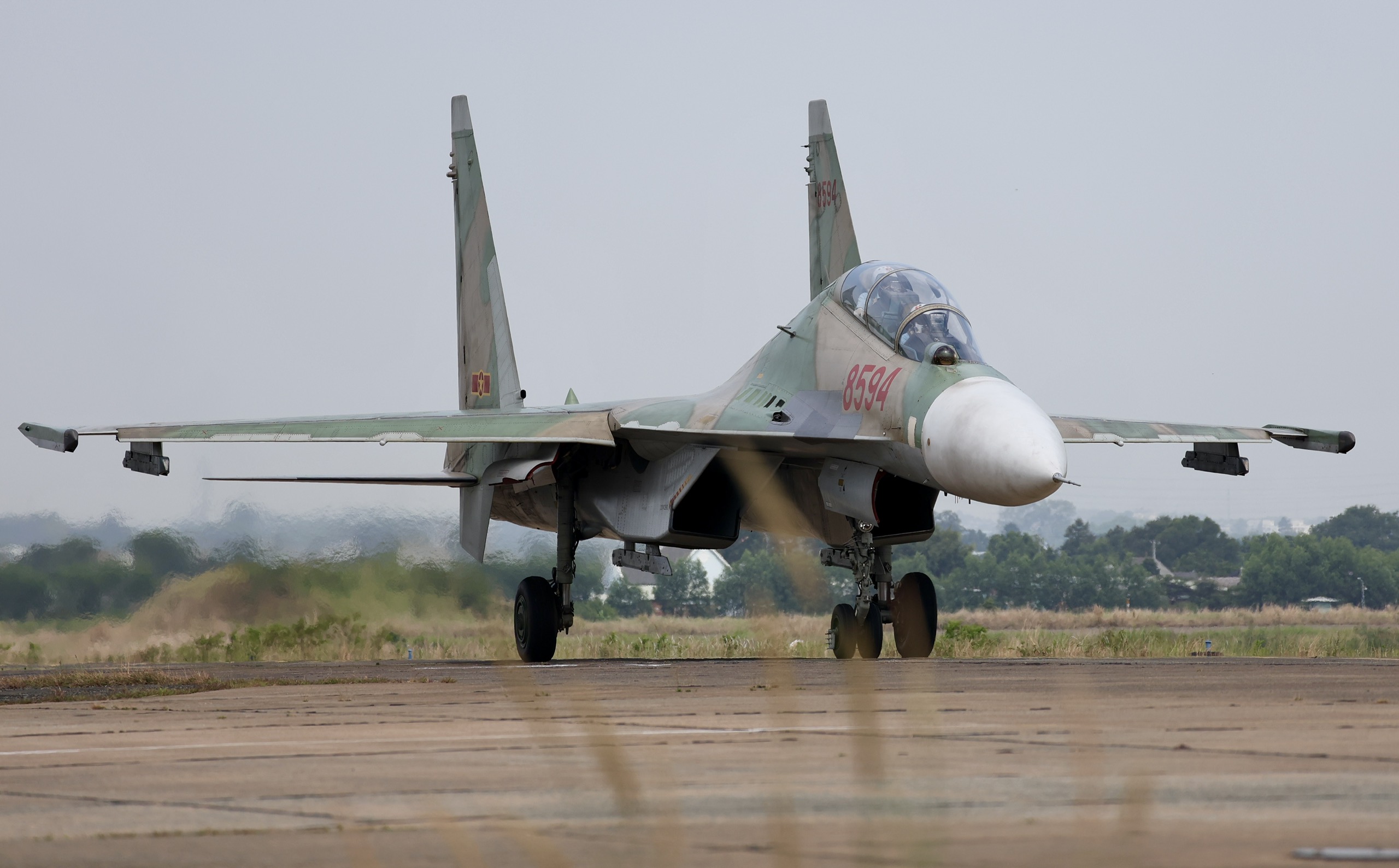 Tiêm kích Su-30MK2 tham gia tổng hợp luyện. Ảnh: DŨNG PHƯƠNG