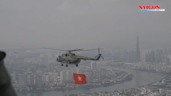 Trực thăng kéo Cờ đỏ sao vàng bay rợp trời TPHCM sáng nay
