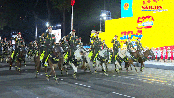 Hơn 10 ngàn người tự hào hòa nhịp, kể câu chuyện tháng tư